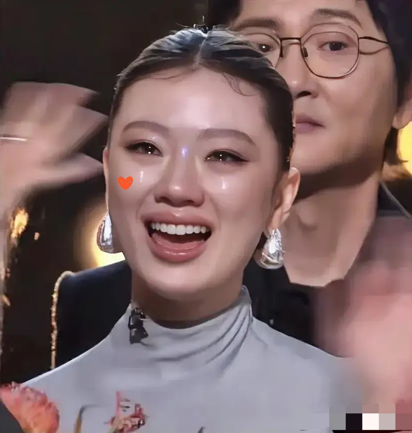 《歌手》宣布歌王是陈楚生后，单依纯在舞台上直接哭了！单依纯不是难过拿不到歌王