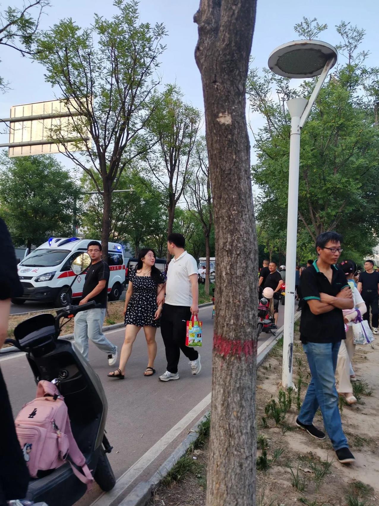 乡党们，永远要记得安全驾驶！这是昨天下午，我路过河提路拍摄到了几张图片，不知道