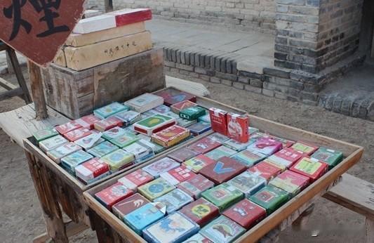 惊呆了，香烟也能摆摊吗？对于香烟这东西，想要买卖那是有严格的要求的。什么烟草专