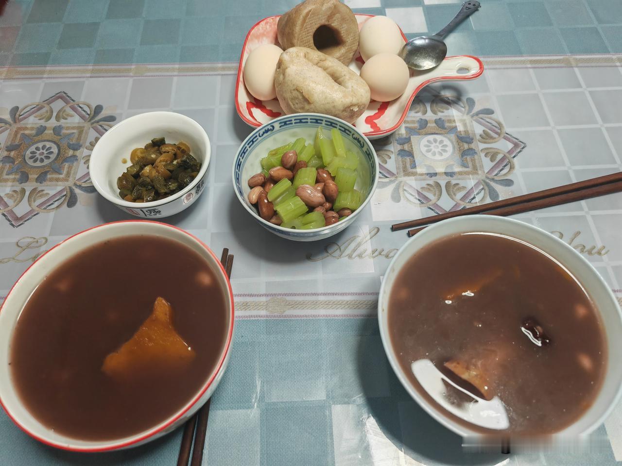 早餐吃什么？早晨六点我和老公都起床了，他去洗漱，我去厨房准备早饭。电饭煲里