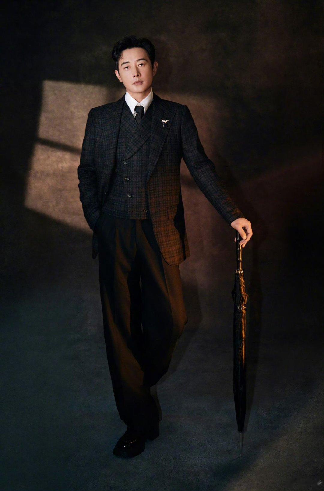 罗晋瘦了好多看片会的晋哥瘦得好有辨识度！沧桑感里藏着角色张力，化学博士跨界装修