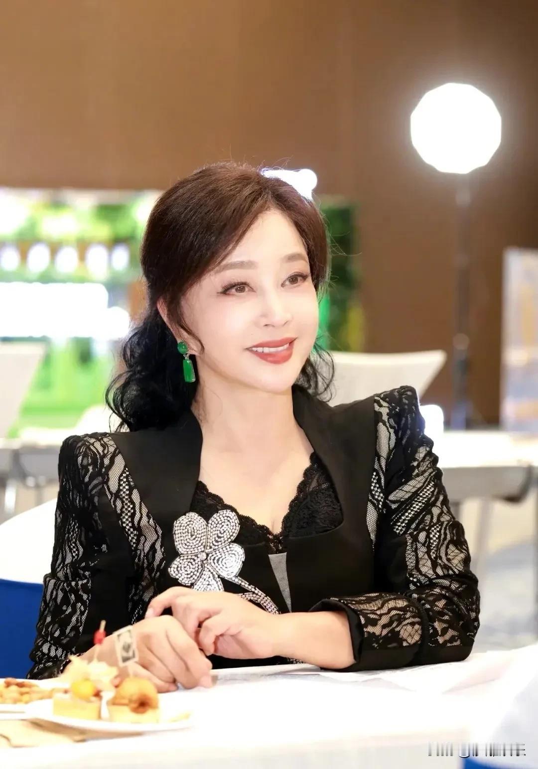 刘晓庆，被曝新料！3月17日上午，咱们的“话题女王”刘晓庆又又又冲上热搜了！