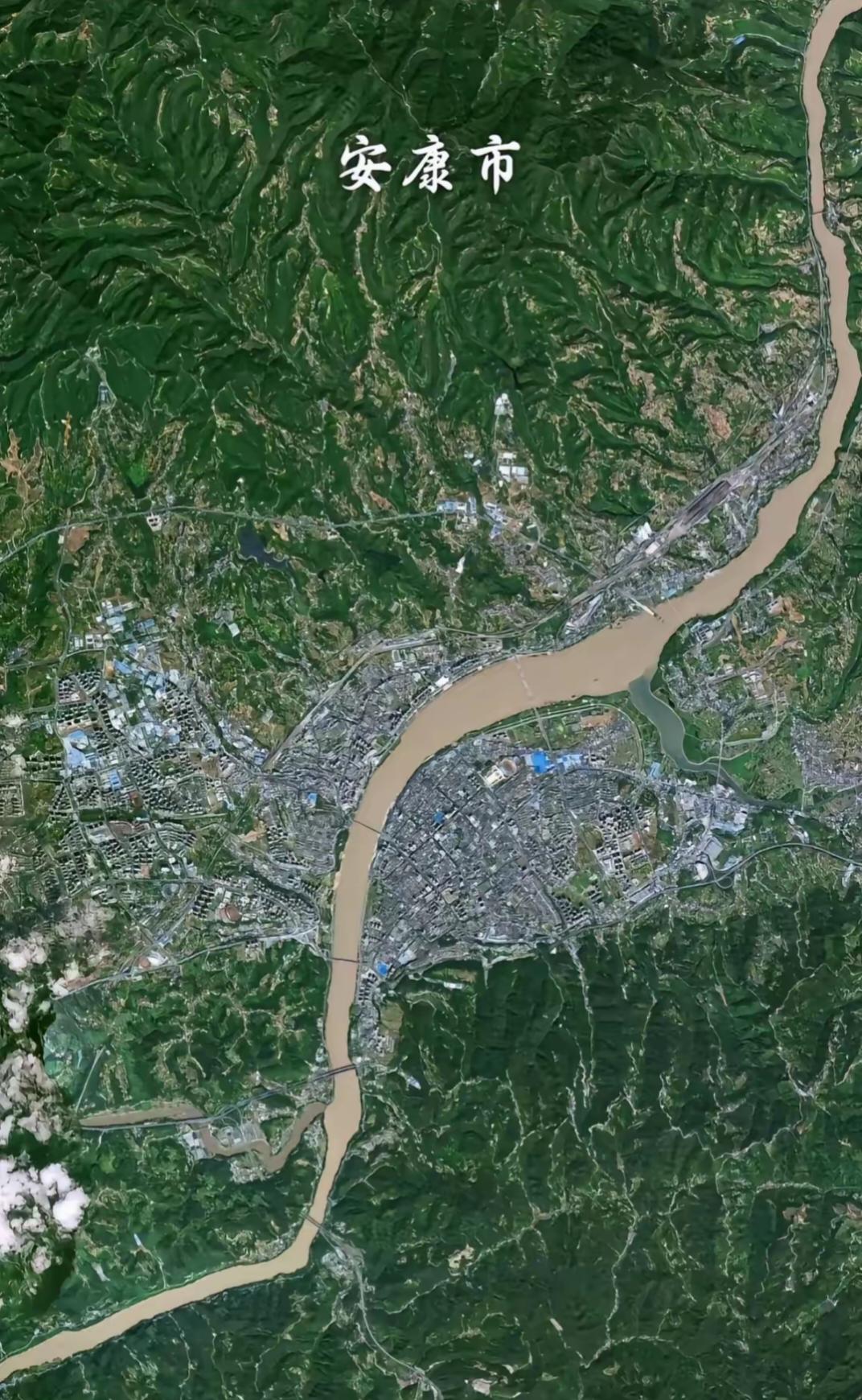 一张汉江涨水时的安康市卫星地图，看出来为何发展高新区了。城区的水域最宽，尤其东坝