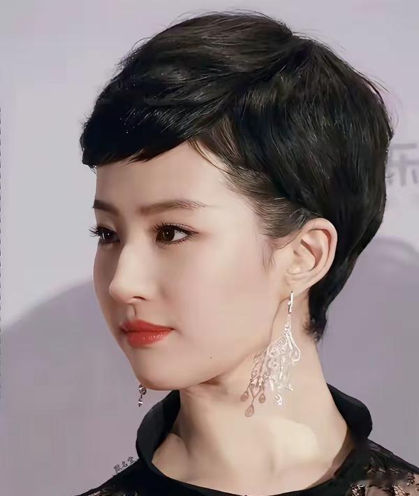 托尼老师这次可能手没抖！刘亦菲的新短发造型乍看像假发，细看却让人拍腿：这骨相