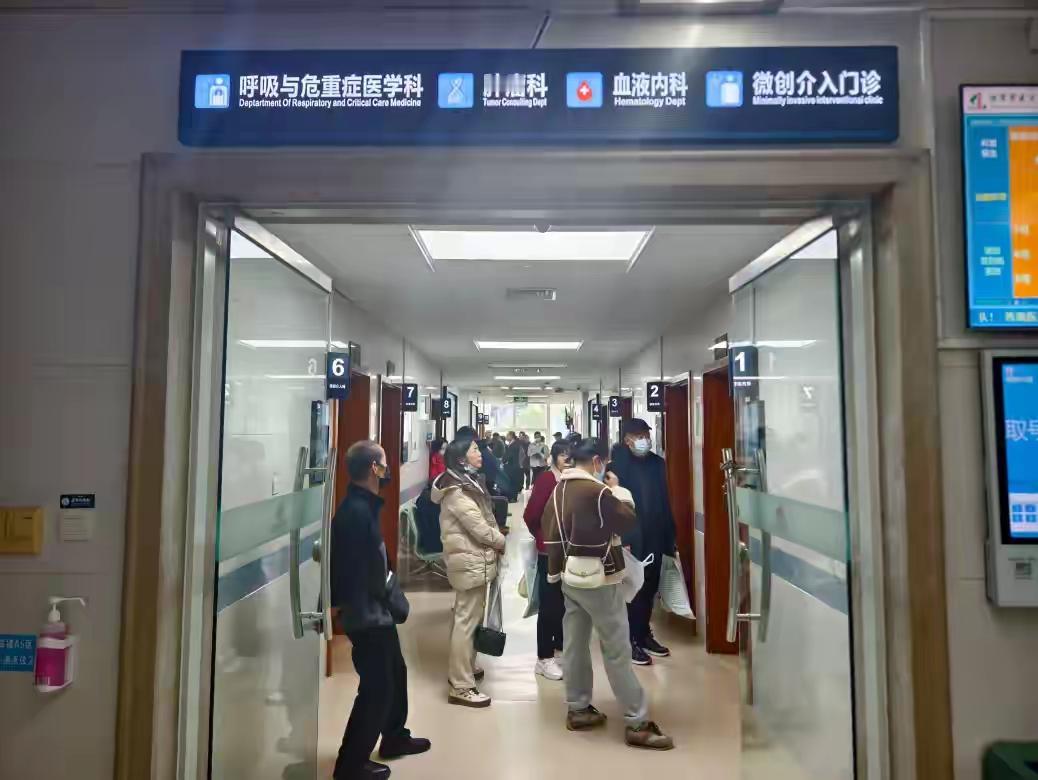 随着冬季的脚步逐渐临近，我国多地已经正式进入呼吸道传染病的高发期，身边打喷嚏、咳