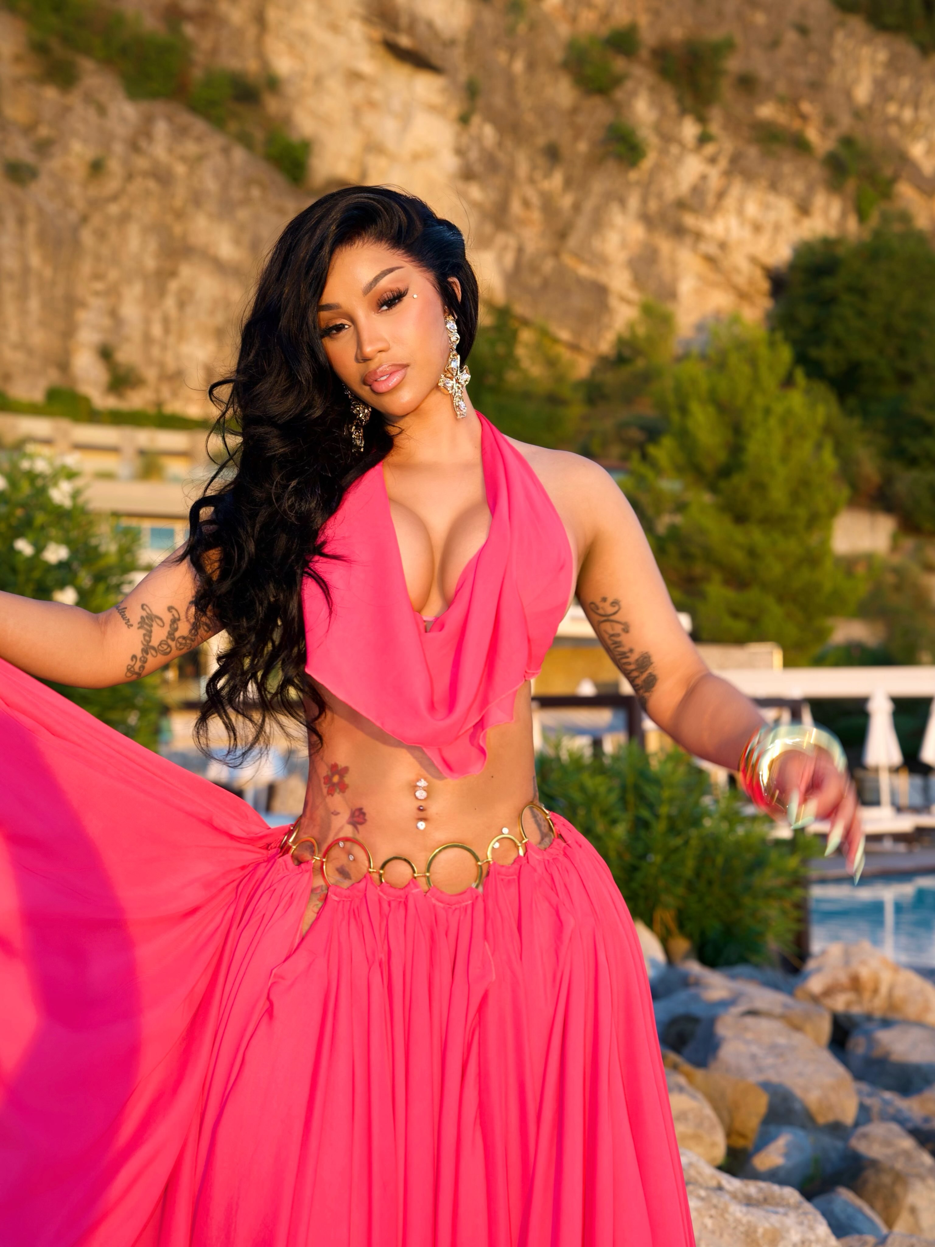 【💃】CardiB发布一组红裙新照：/CardiB​​​