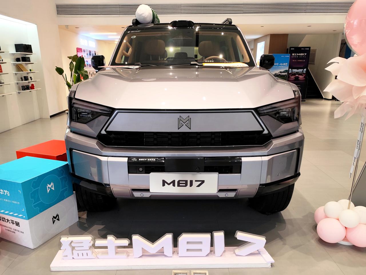 智能越野SUV《猛士M817》猛士817是东风汽车推出的，一款智能硬派S