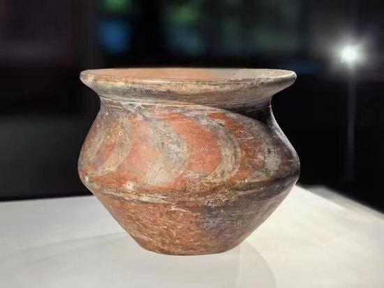 2021年，浙江绍兴柯桥齐贤的一处工地，工人王某在挖土时发现一个陶罐，怀疑是古