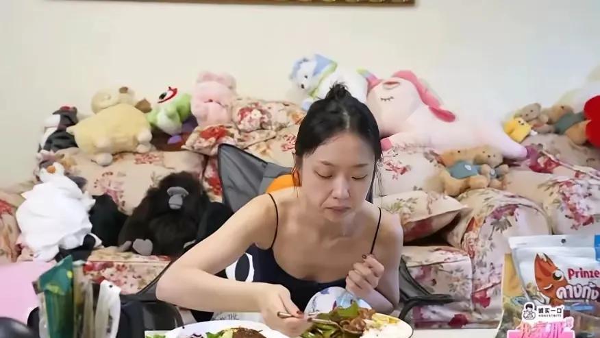 一个姑娘家懒成这样，邋遢成这样，还好意思自己晒出来了，真不知道她是怎么想的？都