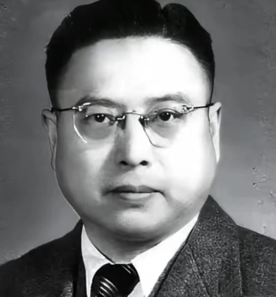 1949年，黄竞武被捕，敌人见他不屈服，就把他活埋。当泥土将他全部埋没时，敌人正