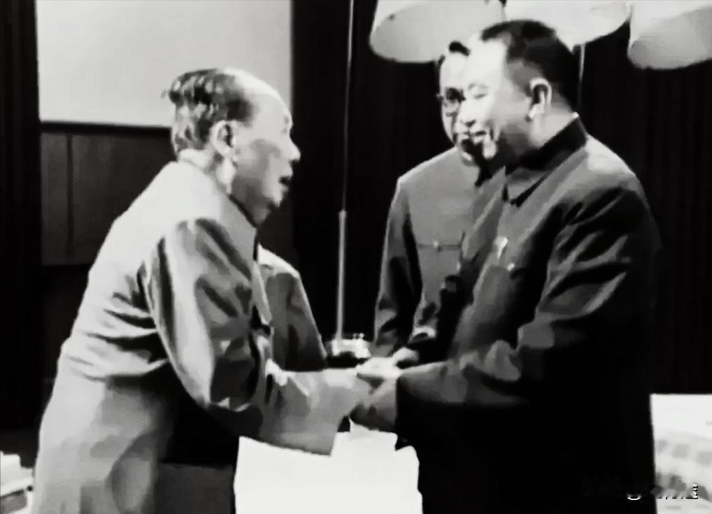 “毛主席与华国锋的双手紧紧的握在一起，圆满的政治交代，留影，美好的回忆！画