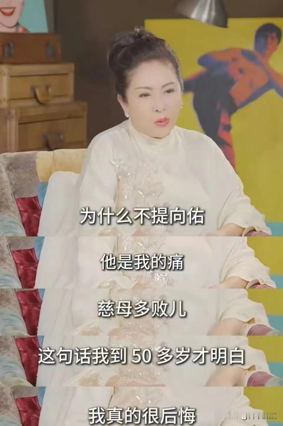 向佑被拉黑了，向太哭着说后悔，豪门家里到底发生了啥。向华强和向太春节在新加坡吃