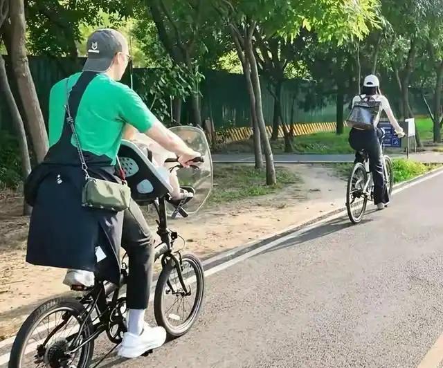 北京东坝偶遇陈伟霆何穗带娃骑行，没有保镖助理跟随​