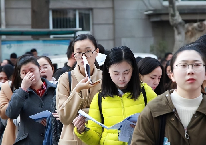 “考编遇见研究生, 我的努力成了笑话”, 高学历免试羡煞旁人