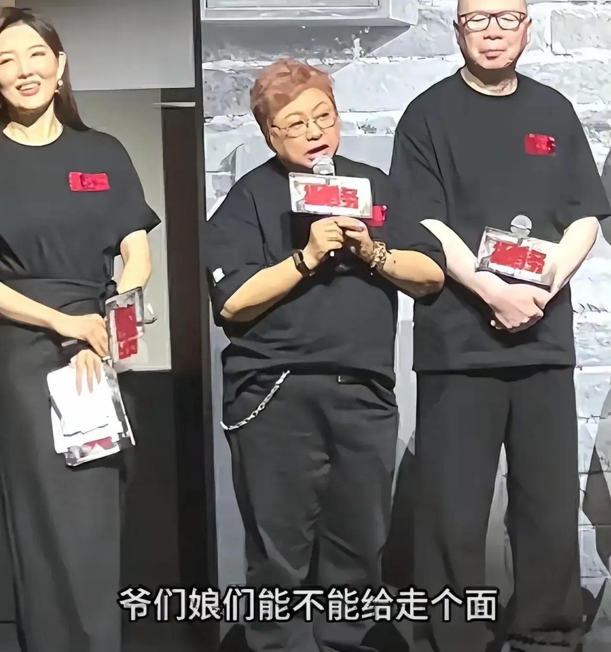 汤家凤发文给韩红建议：1，手表继续戴，豪车继续开，这样才真实。突然间在装束上变得