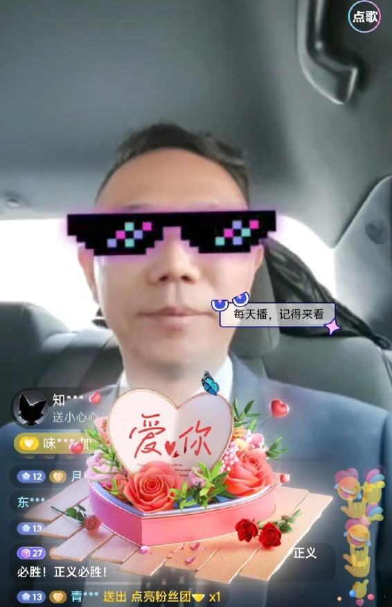 李律出来了，12：10就坐在车里开播了，几分钟内直播被投两次，12：19分，直播
