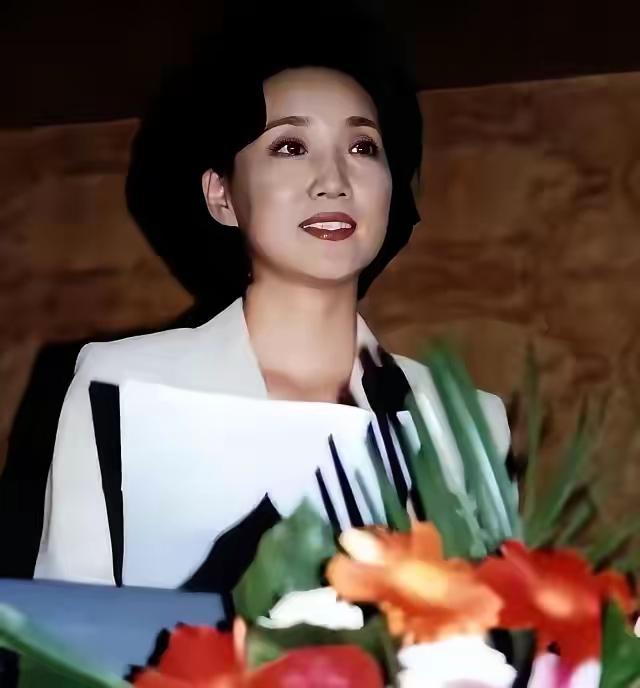 当年她可是最美主持人，中央一枝花，你知道她是谁了吗？