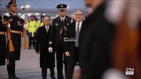 刚刚看这段视频画面，我还以为他是ai做的。但是不是，这是人家英国媒体正儿八经播