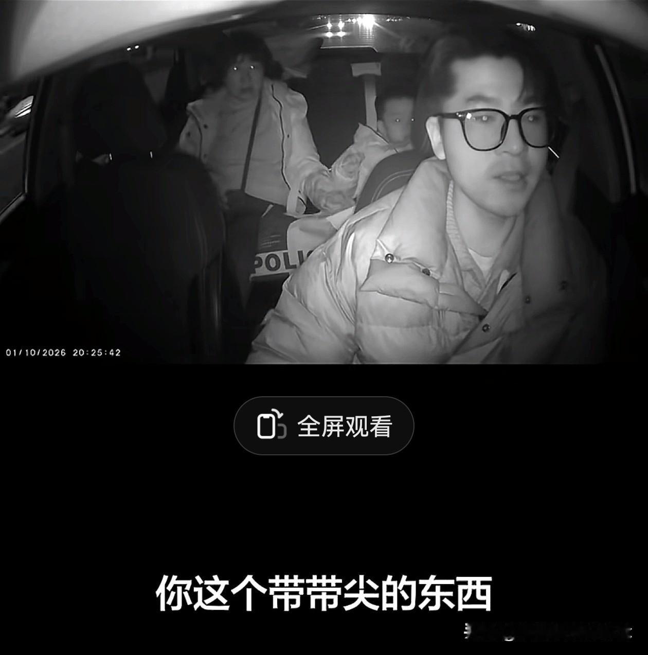 我相信，孩子是家长的一面镜子。一位家长带着小男孩坐网约车，孩子手里拿着一串吃的