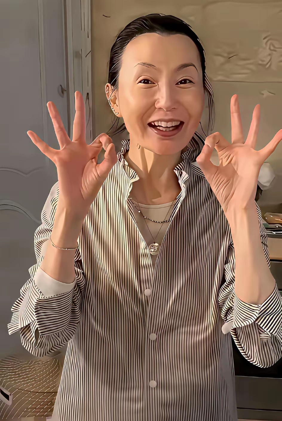 张曼玉在某书开通了账号，分享退休后的日常生活，关于做菜、种花种菜，非常接地气的生活，女神不惧衰老，素