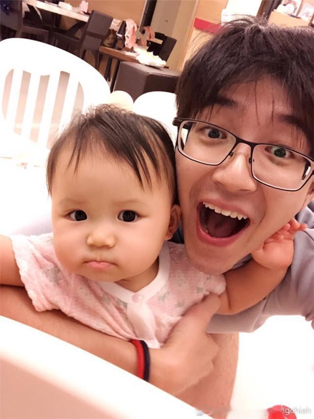 江宏杰女儿奴一枚，看得出来他家庭不重男轻女，他妈妈也好宠孙女的。