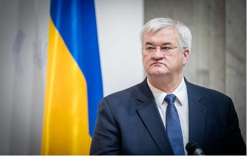 你名义上是来拜访中国，脚后跟还没落地，就先钻进美国大使馆“领赏”，这分明是没把中