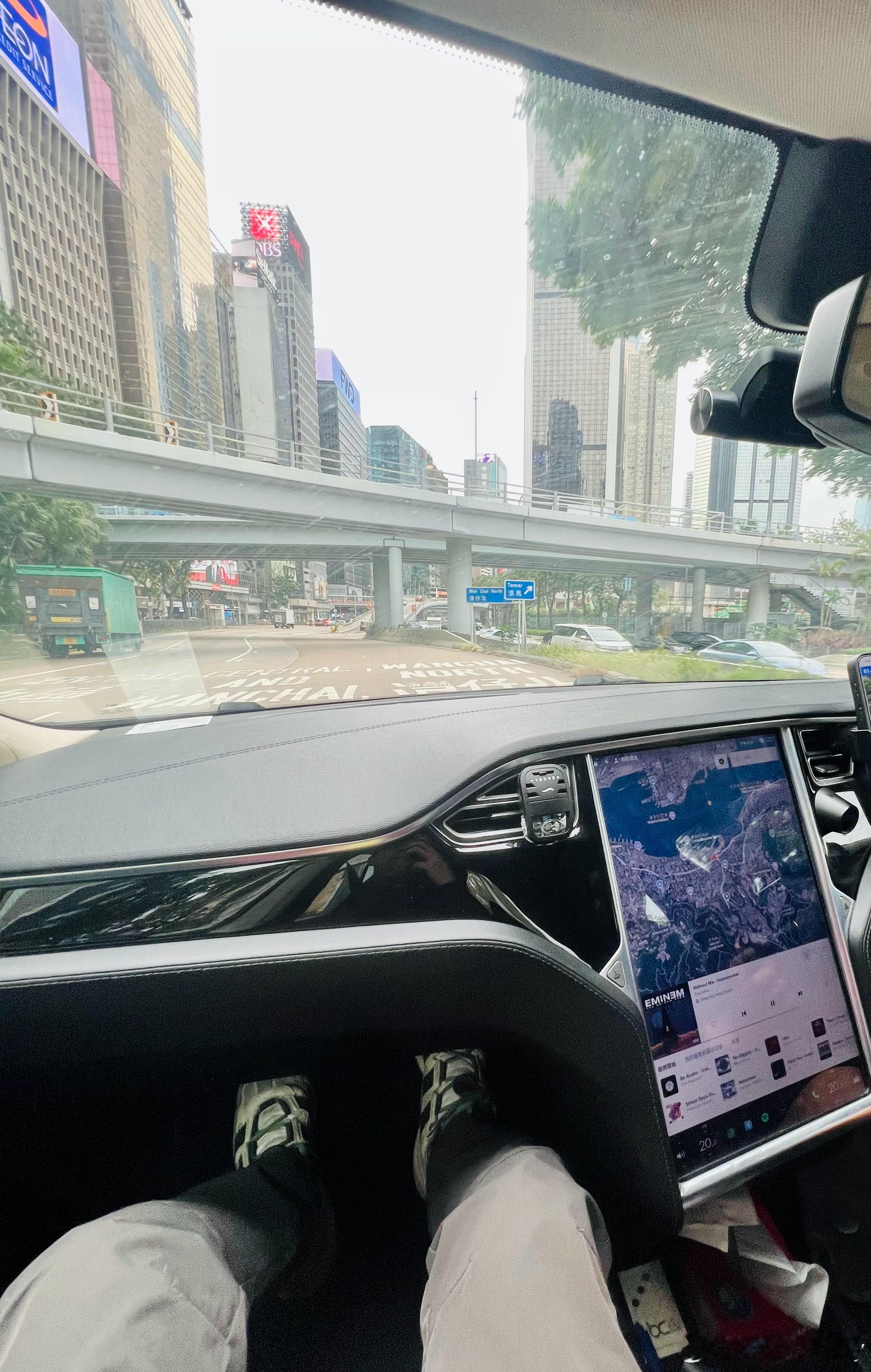 香港最多的电动车仍然是特斯拉，其实以前买ModelS真的挺划算的，HK落地60