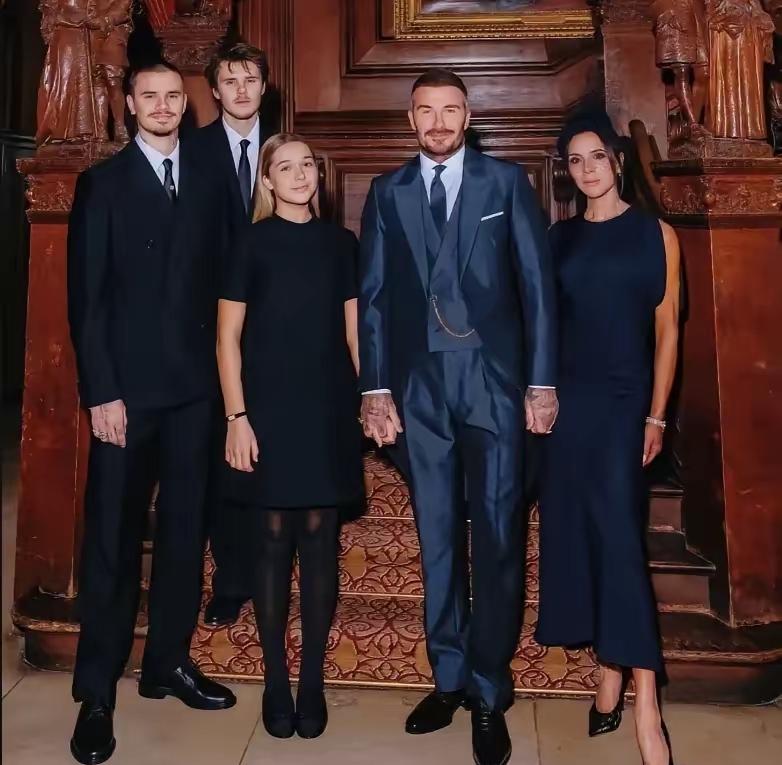 贝克汉姆被封爵士，全家盛装到齐就少了大儿子！24年把他宠上天，现在怎么说不见