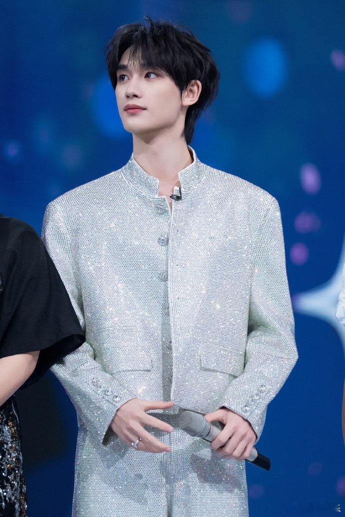 丁程鑫闪到我了谁敢直视丁少的OOTD，真的一整个闪到我了​​​​