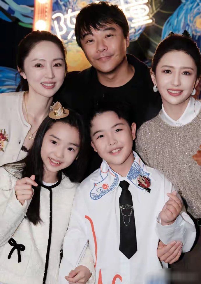 佟丽娅为儿子庆生，与前夫陈思诚大方合照关系好，朵朵像极了爸爸