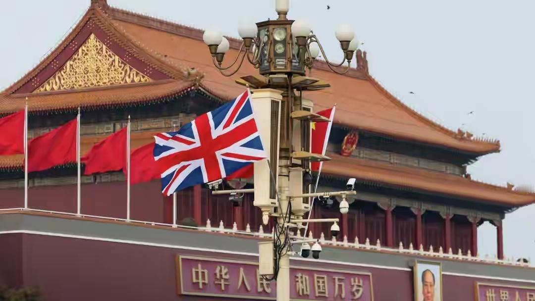 斯塔默访华转舵引骂战背后的深层矛盾全是现实算计英国首相斯塔默访华放弃五年