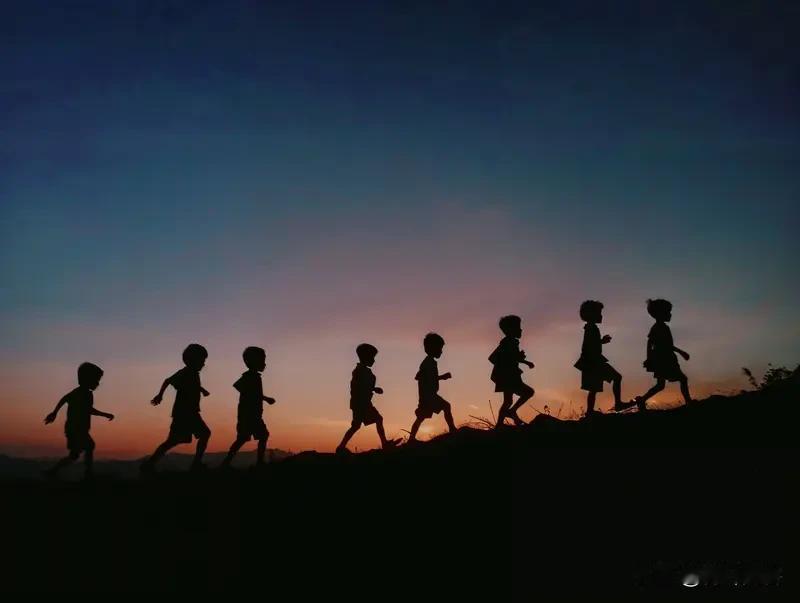 对于小学生来说,作业拖拉怎么办?首先明白作业拖拉的原因，然后对症下药。一、