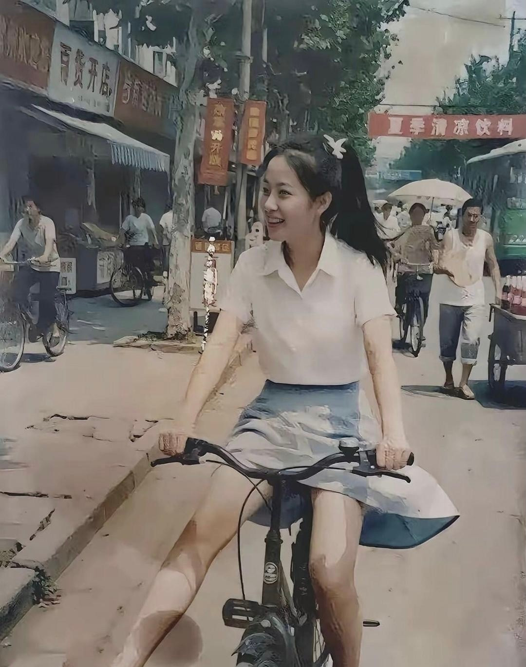 98年的女生，放到现在也算大美女吧！