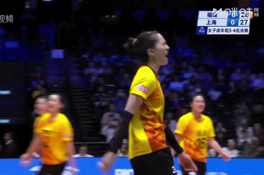 福建女排和上海女排这场铜牌战撕得还是非常激烈的，第一局上海21-14领先福建，没