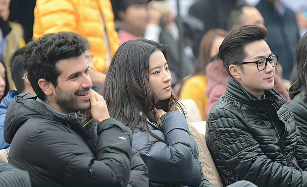 刘亦菲就是穿上厚厚的羽绒服往那一坐，也是人群中闪烁的星光