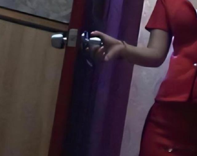 陕西西安，有个小伙子夜里无聊，上网加了两个女子，都在附近的足浴店工作。一个说69