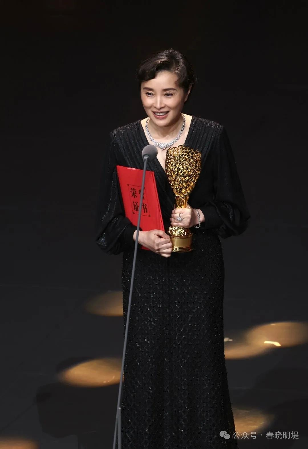 吴越又获奖了，也不用抢什么C位，走红毯也不用穿什么露背露腿啊高定。她站在领奖台上