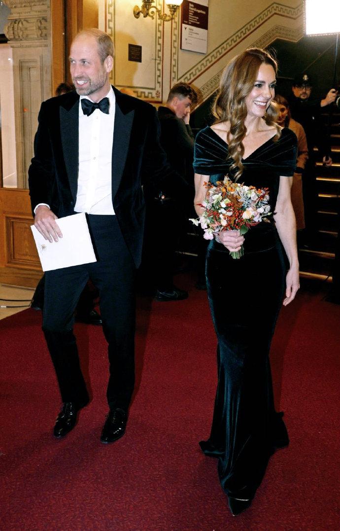 oh，果然不出所料，在凯特王妃光彩照人的出席音乐汇演时，梅根也有了新动态，这对王