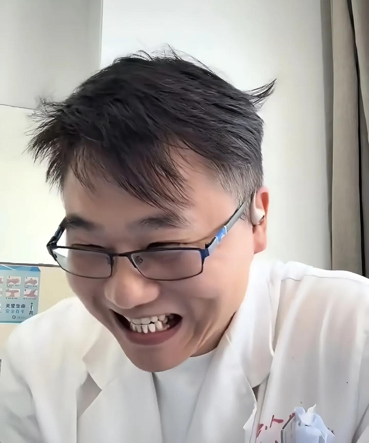 刷到一位上海医生发视频做科普，结果自己先绷不住了。他声称有位病人携带大便来医院做