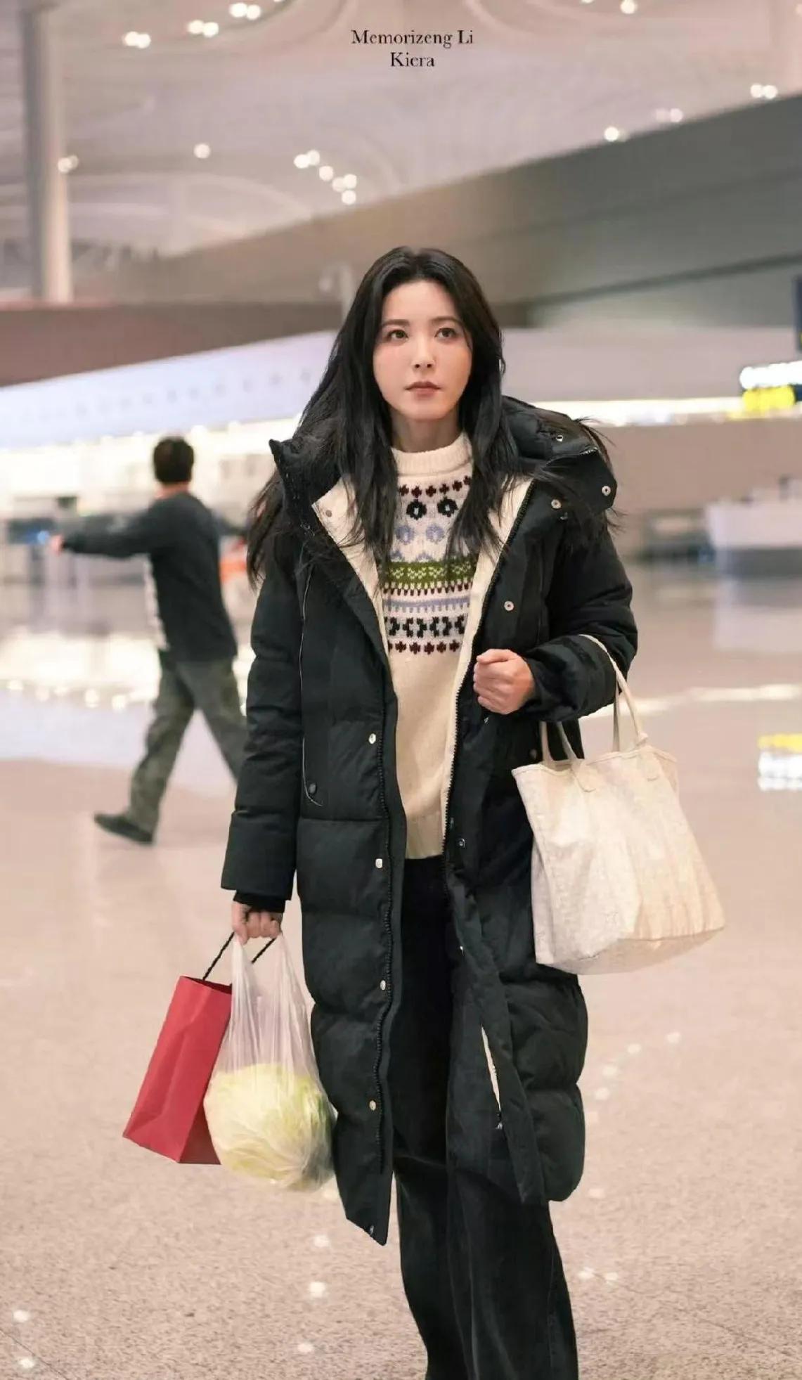 曾黎这中年穿搭，把“舒适时髦”焊在身上了！长款黑羽绒服裹得暖和，内搭提花毛