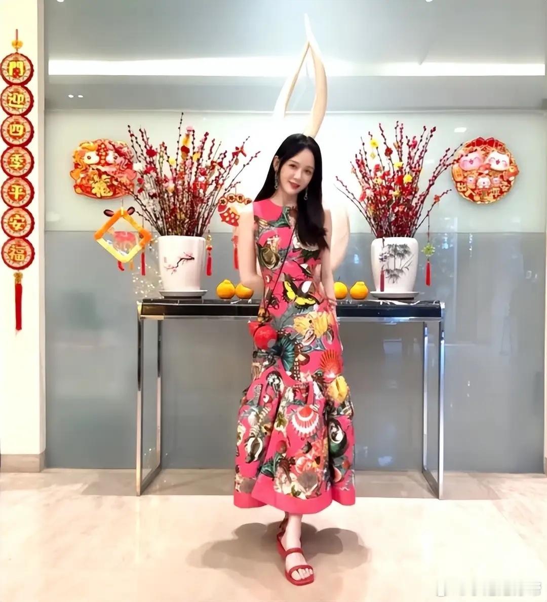 陈乔恩随老公回马来西亚过年，晒夫妻合照拜年，新年战袍真好看！！1