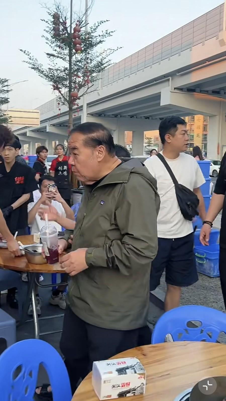 10月12日，肥猫郑则仕现身广东汕头吃饭，路人镜头下他真是老了，脖子缩了又瘦，走