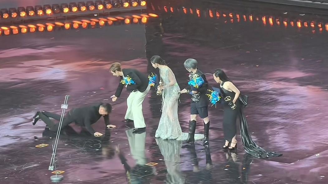 今年微博之夜乐子好多，本来抢不到票老生气了，这样算是给我道歉了哈哈哈哈哈