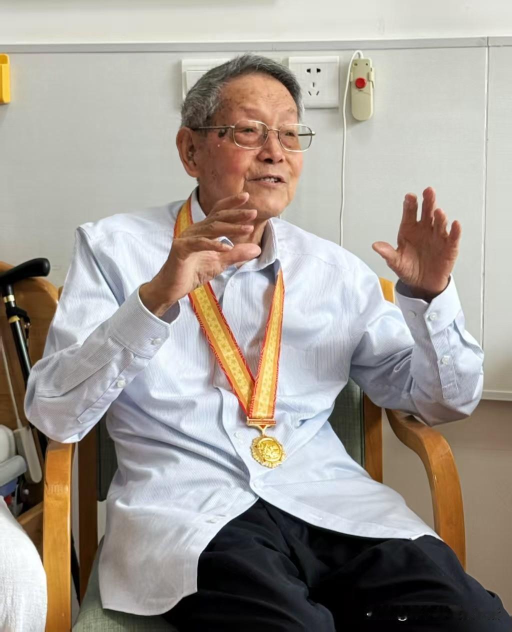 向老爷子致敬！导演孙周、演员孙淳的父亲103岁了，收到了抗战胜利80周年纪念