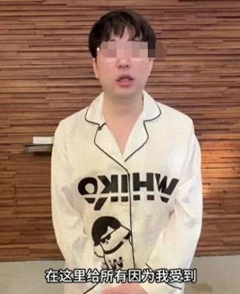 一博主在网上吐槽，暴雨天开车下高速，他喊语音助手打开导航，结果先弹出来的是全屏广