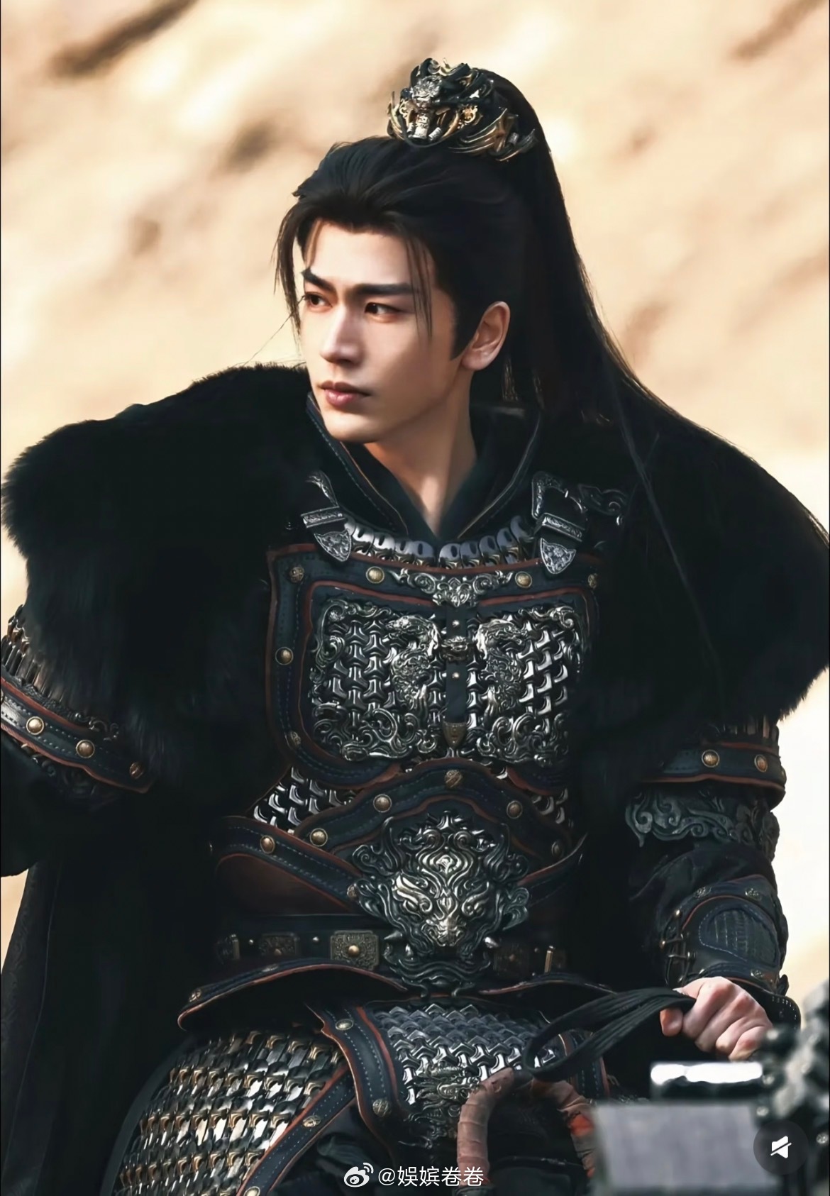 妈妈我抽到张凌赫绝版SSSR了张凌赫《逐玉》将军造型真的封神！玄甲高马尾英气逼人