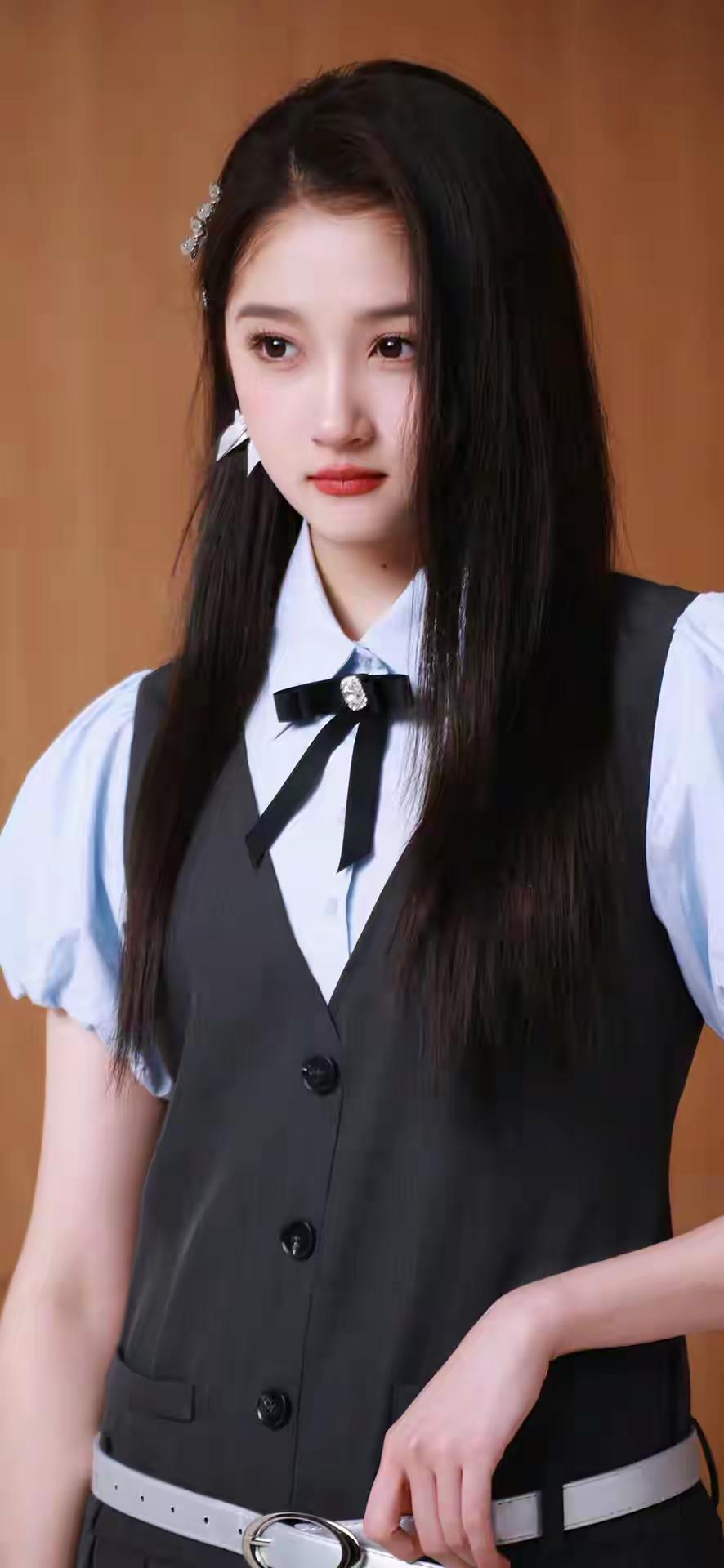 1.披哥很多人都夸过颜安长得特别帅，五官特别立体，尤其是郭晓东很喜欢他，颜安某些
