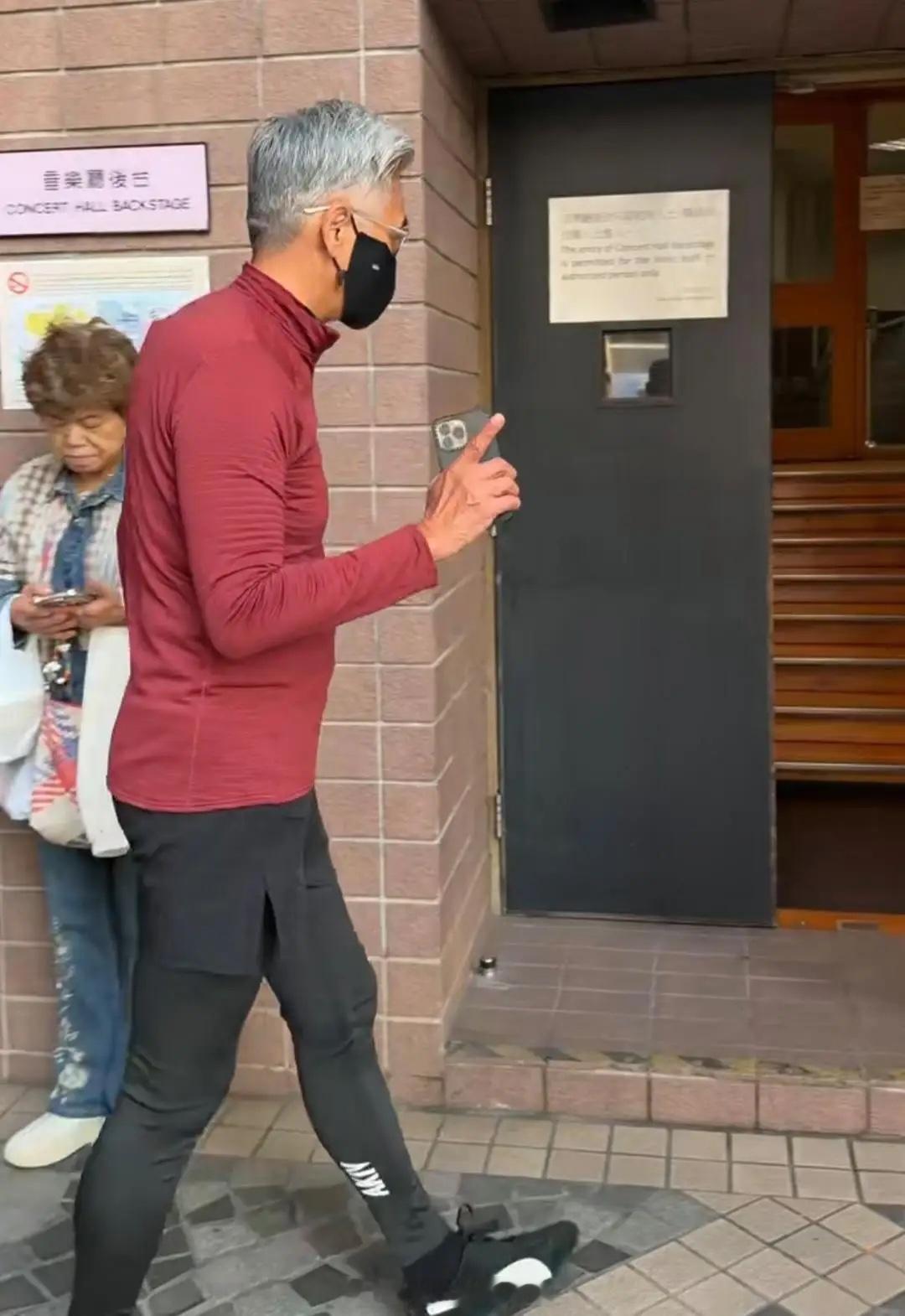 周润发在香港街头被偶遇，他穿着红色外套，一头白发苍苍，脸部苍老感好重，但依然意气