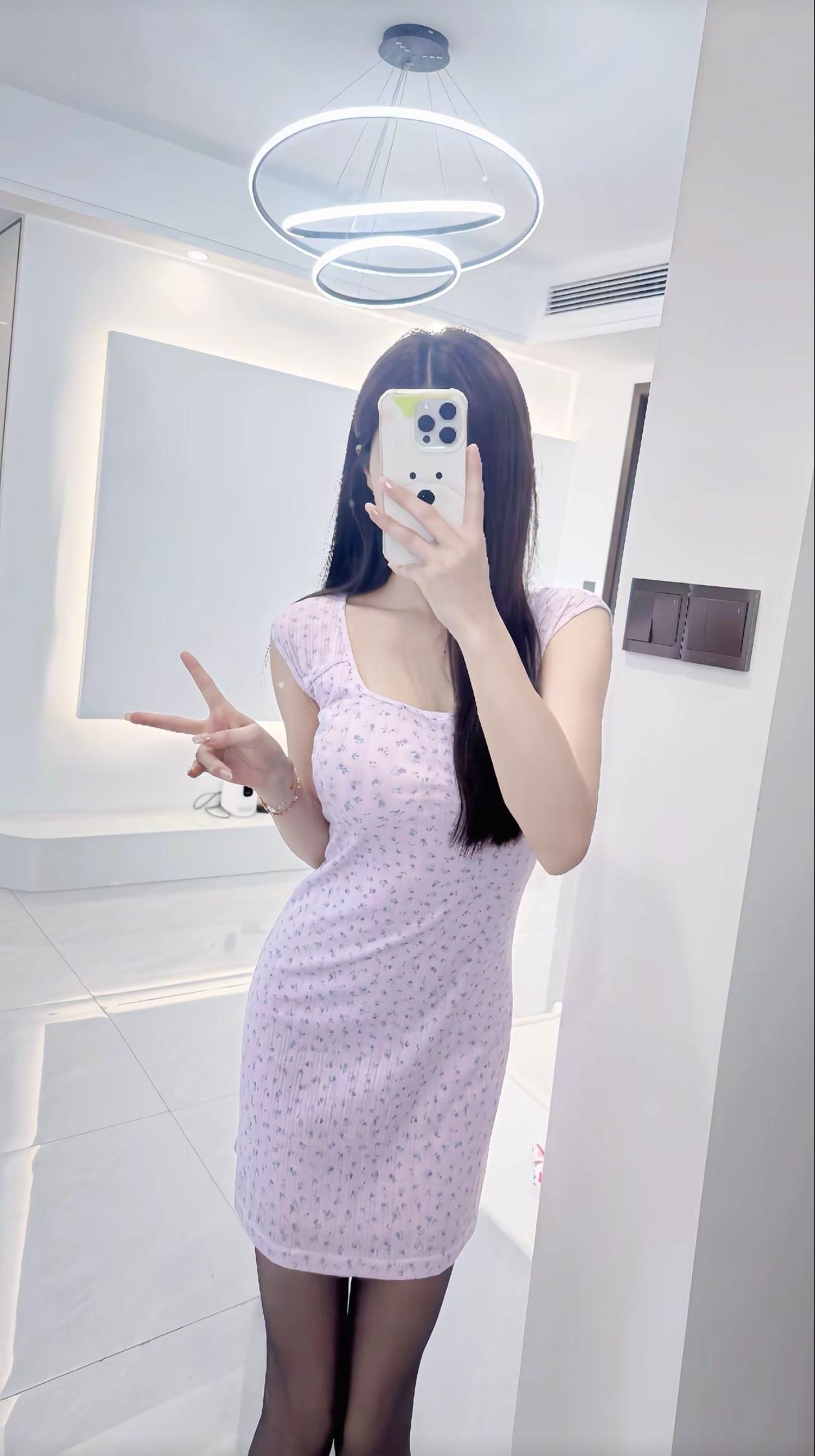 镜中人影动，花间笑语轻。