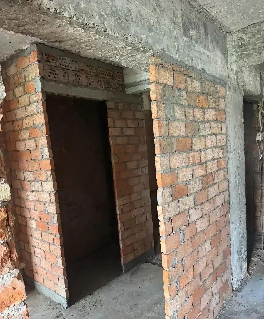 能砌这墙的师傅，一个月挣4万不多吧？